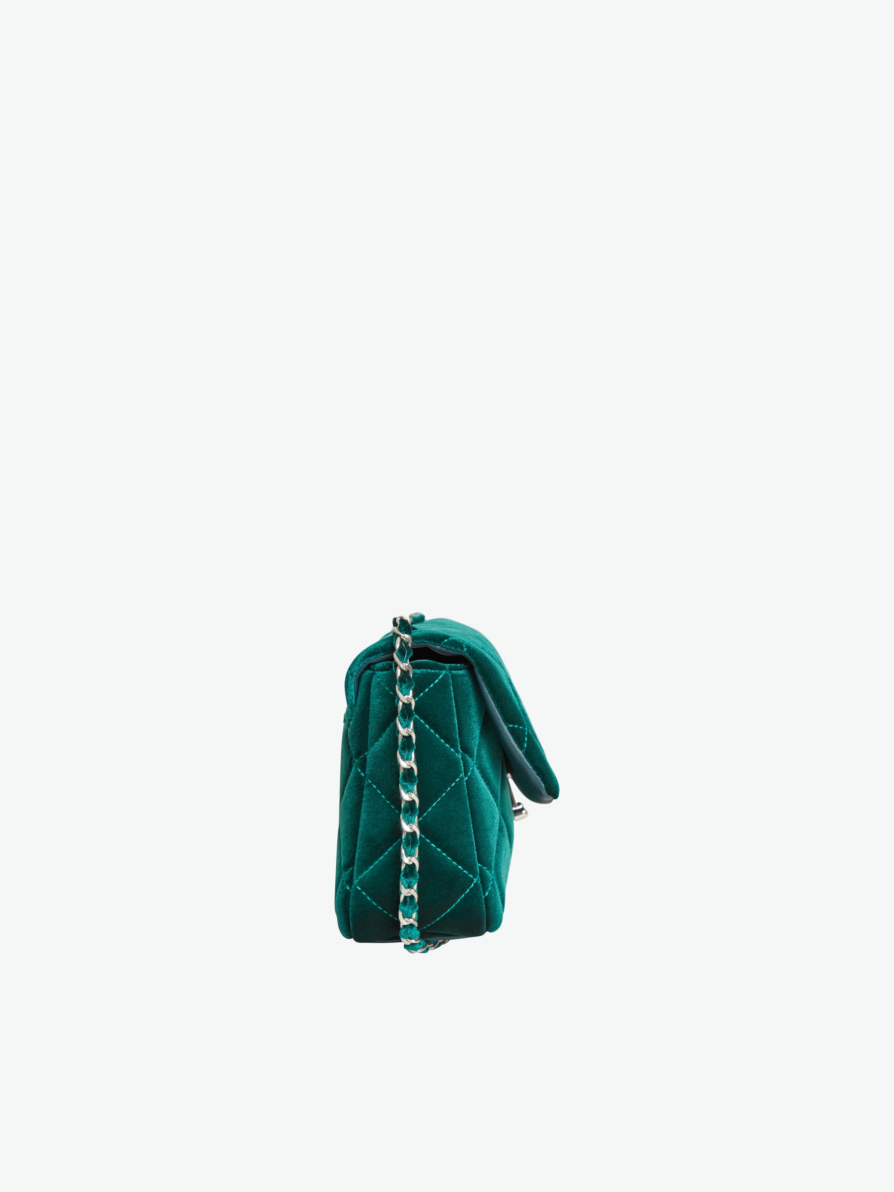 object-samt-umh-ngetasche-quilted-schwarz-mit-kette image 4