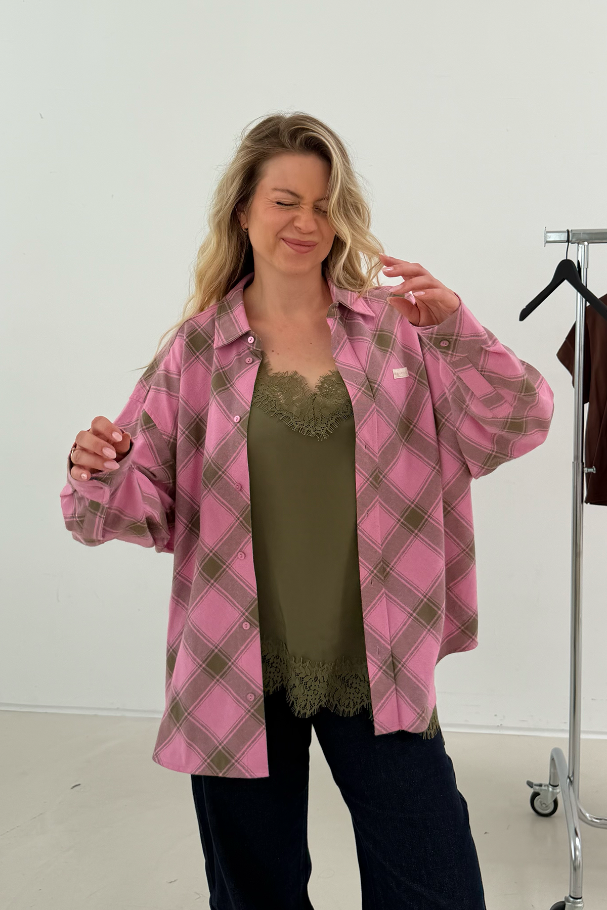 oh-april-tami-satin-top-bluse-olive-mit-spitze image 4
