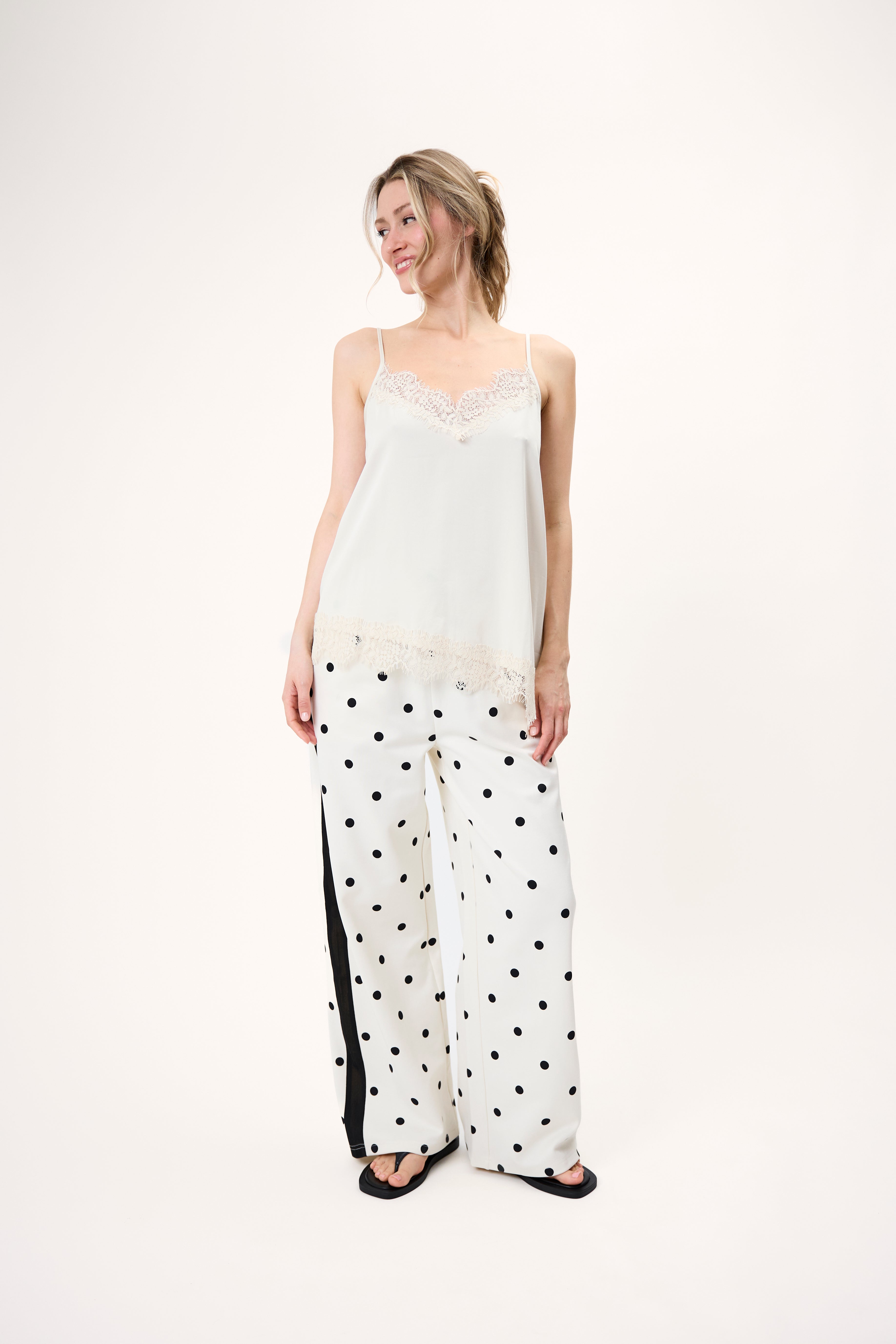 oh-april-kael-trackpants-hose-off-white-polkadot-punkte image 5