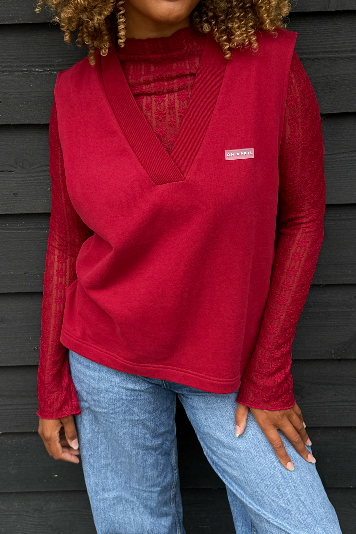 oh-april-sweat-weste-cherry-red-v-ausschnitt-baumwolle image 2