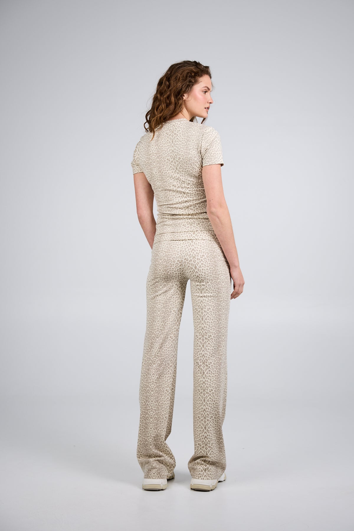 oh-april-joy-slim-fit-t-shirt-micro-leo-beige-lyocell image 5