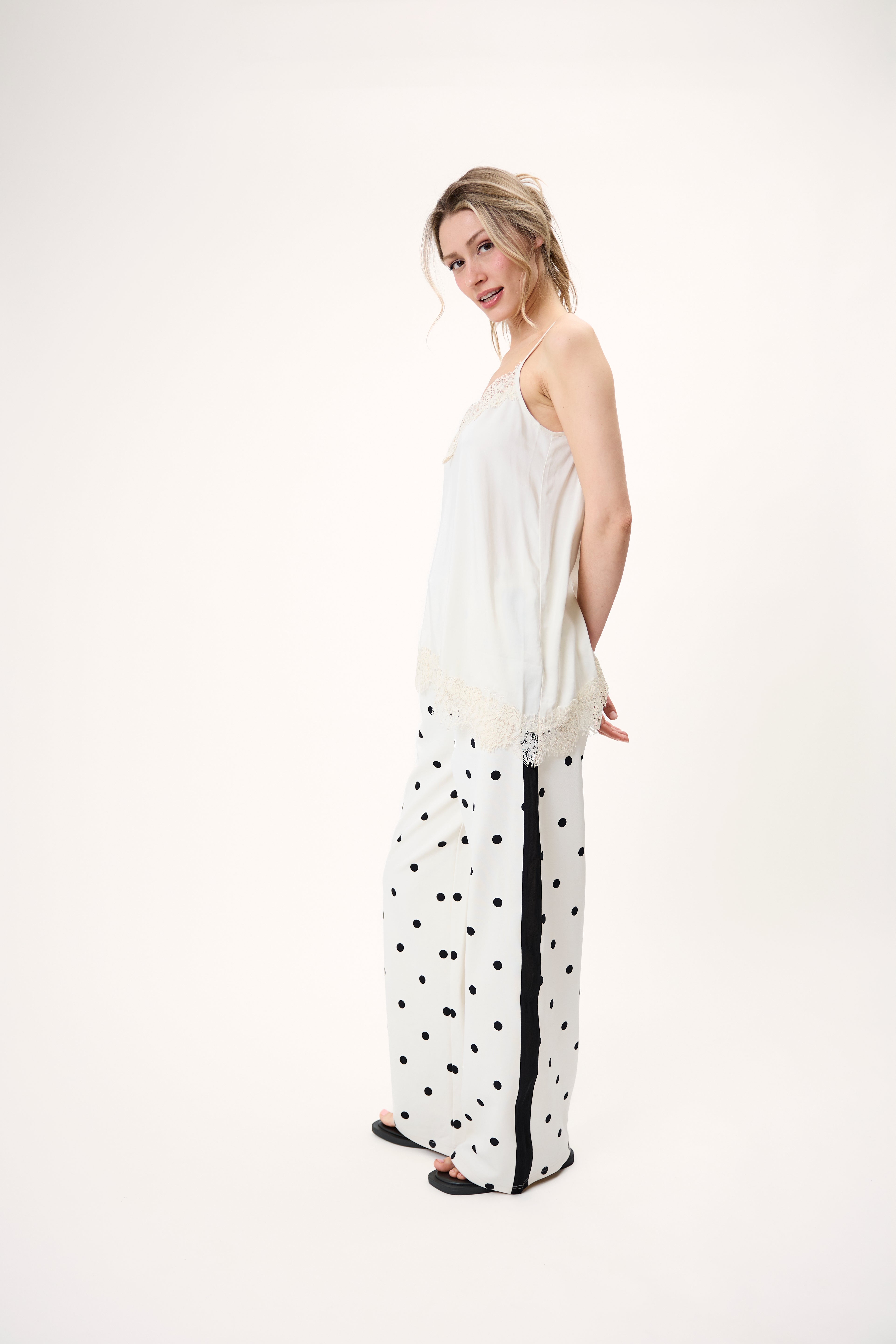 oh-april-kael-trackpants-hose-off-white-polkadot-punkte image 6