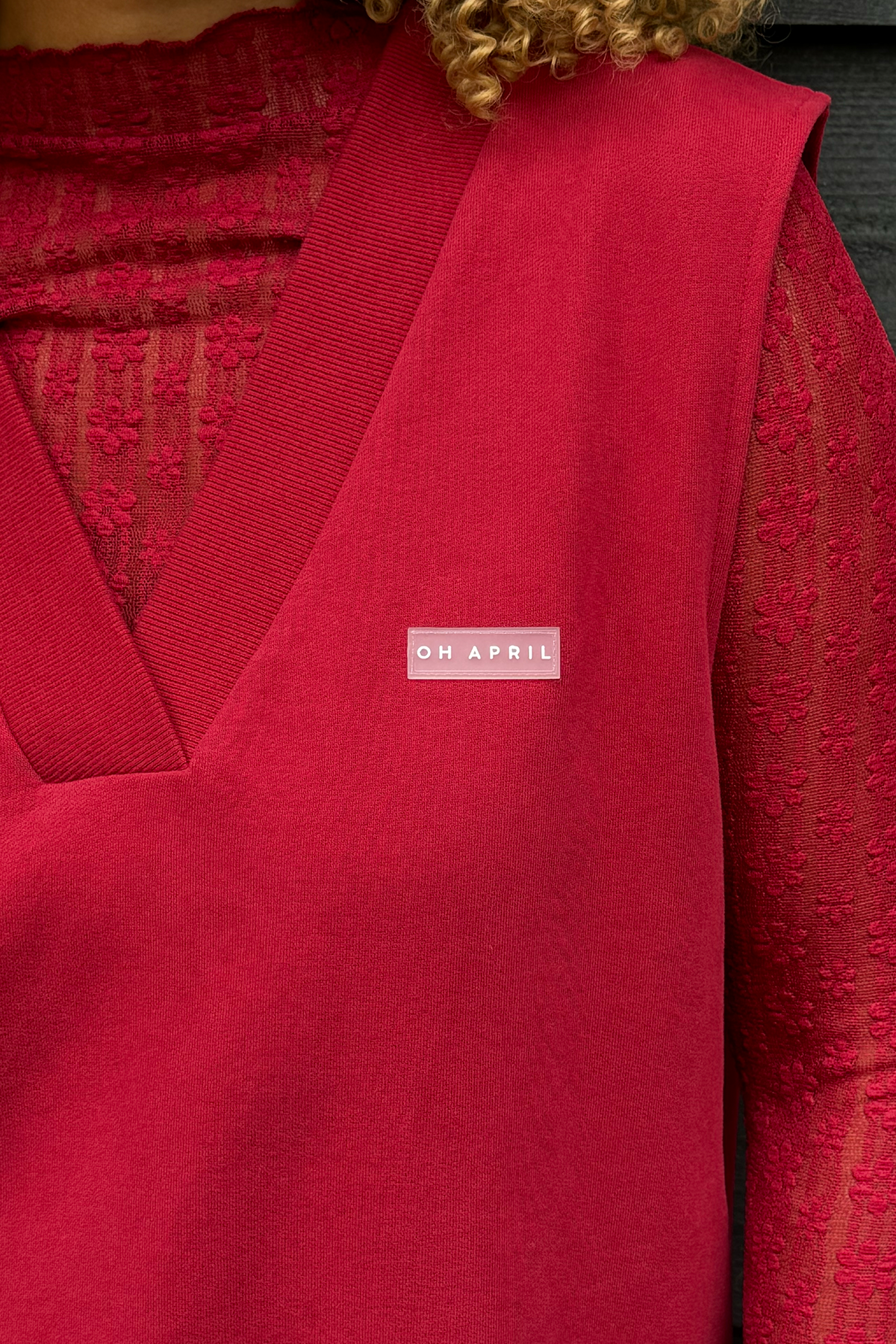 oh-april-sweat-weste-cherry-red-v-ausschnitt-baumwolle image 4