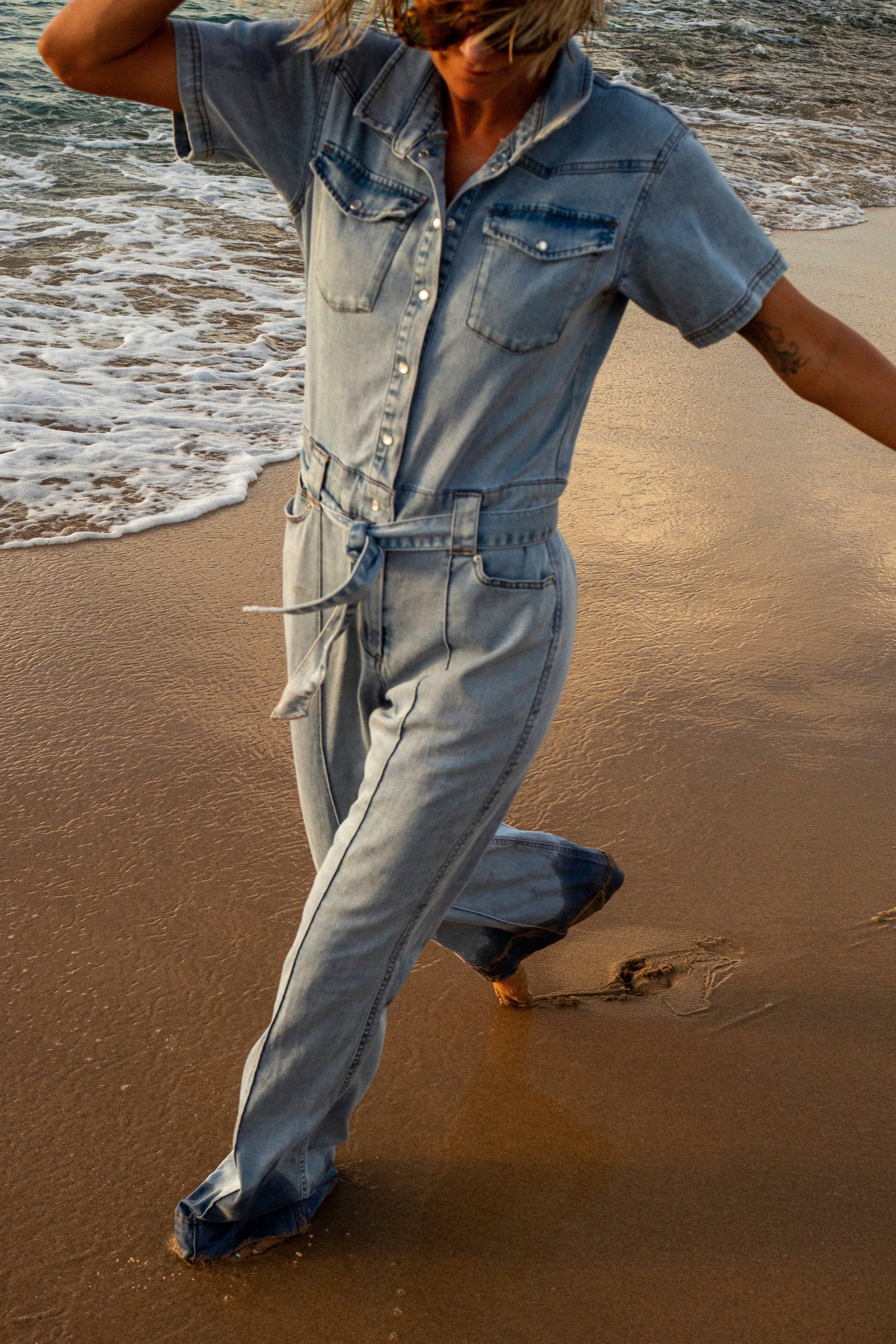 onepiece-light-chambray-flared-jumpsuit-overall-hellblau image 3