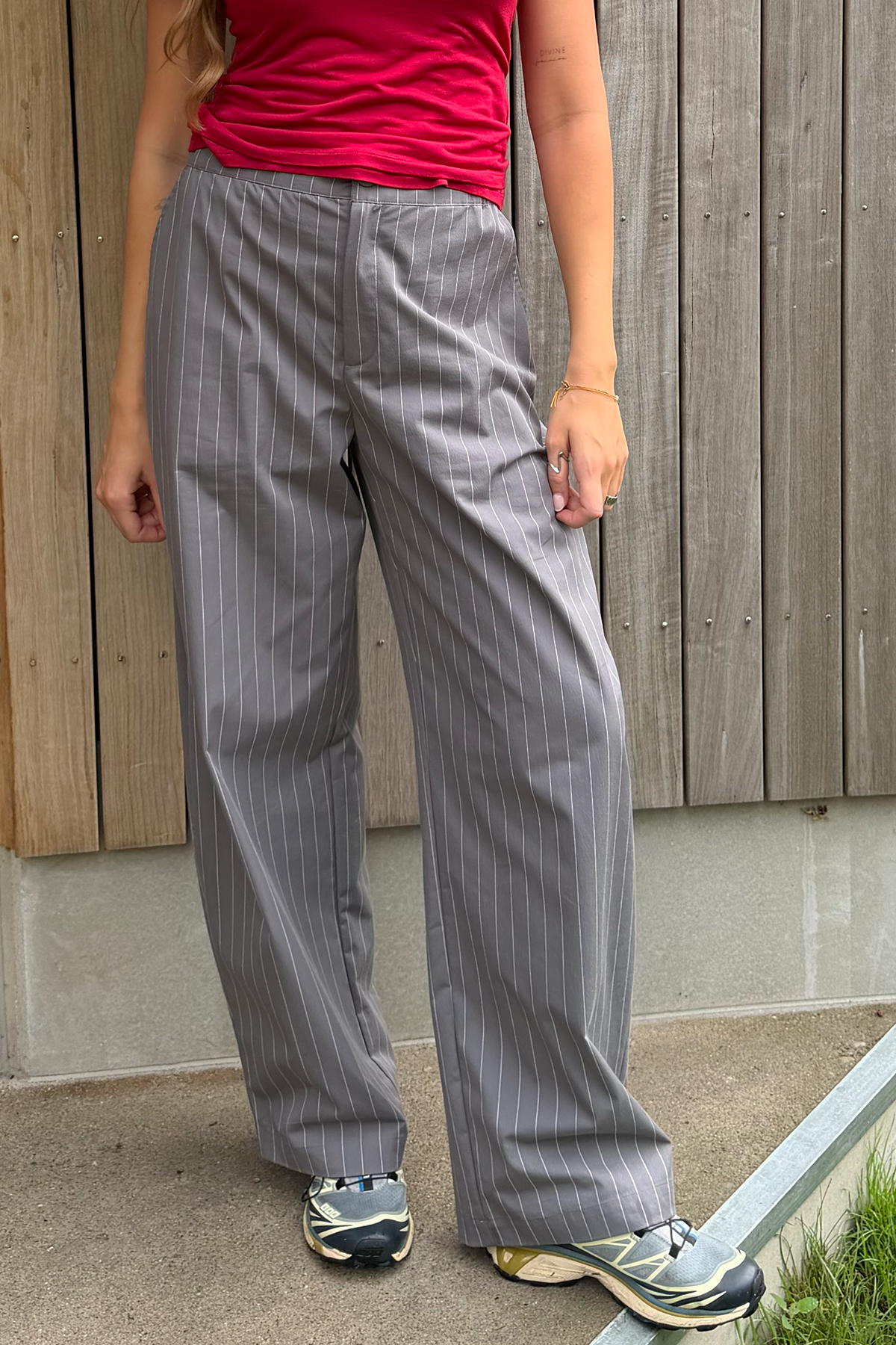 oh-april-tracksuit-pants-hose-dark-grey-nadelstreifen image 2