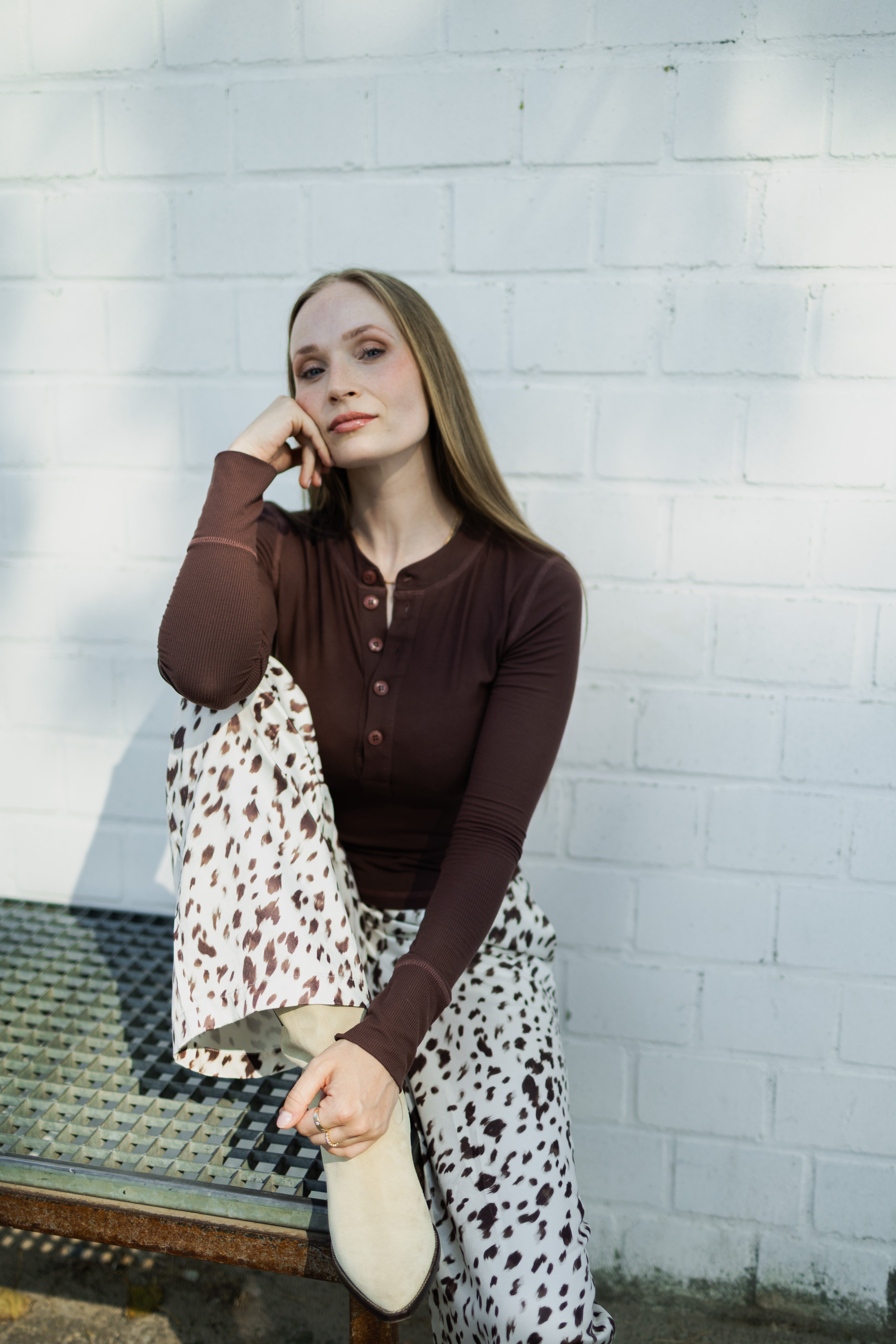 oh-april-maris-slim-fit-longsleeve-dark-brown-modal image 3