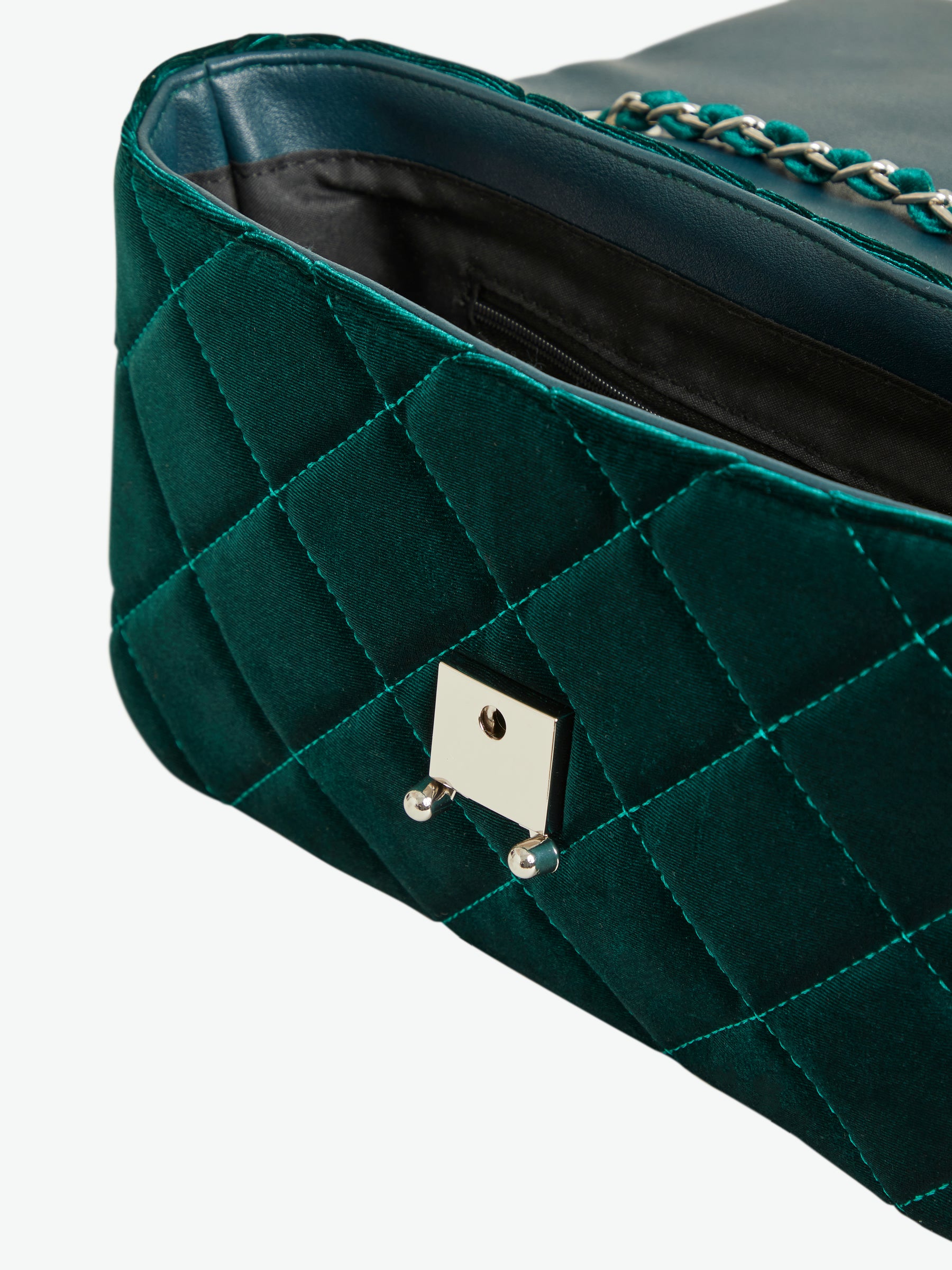 object-samt-umh-ngetasche-quilted-schwarz-mit-kette image 5