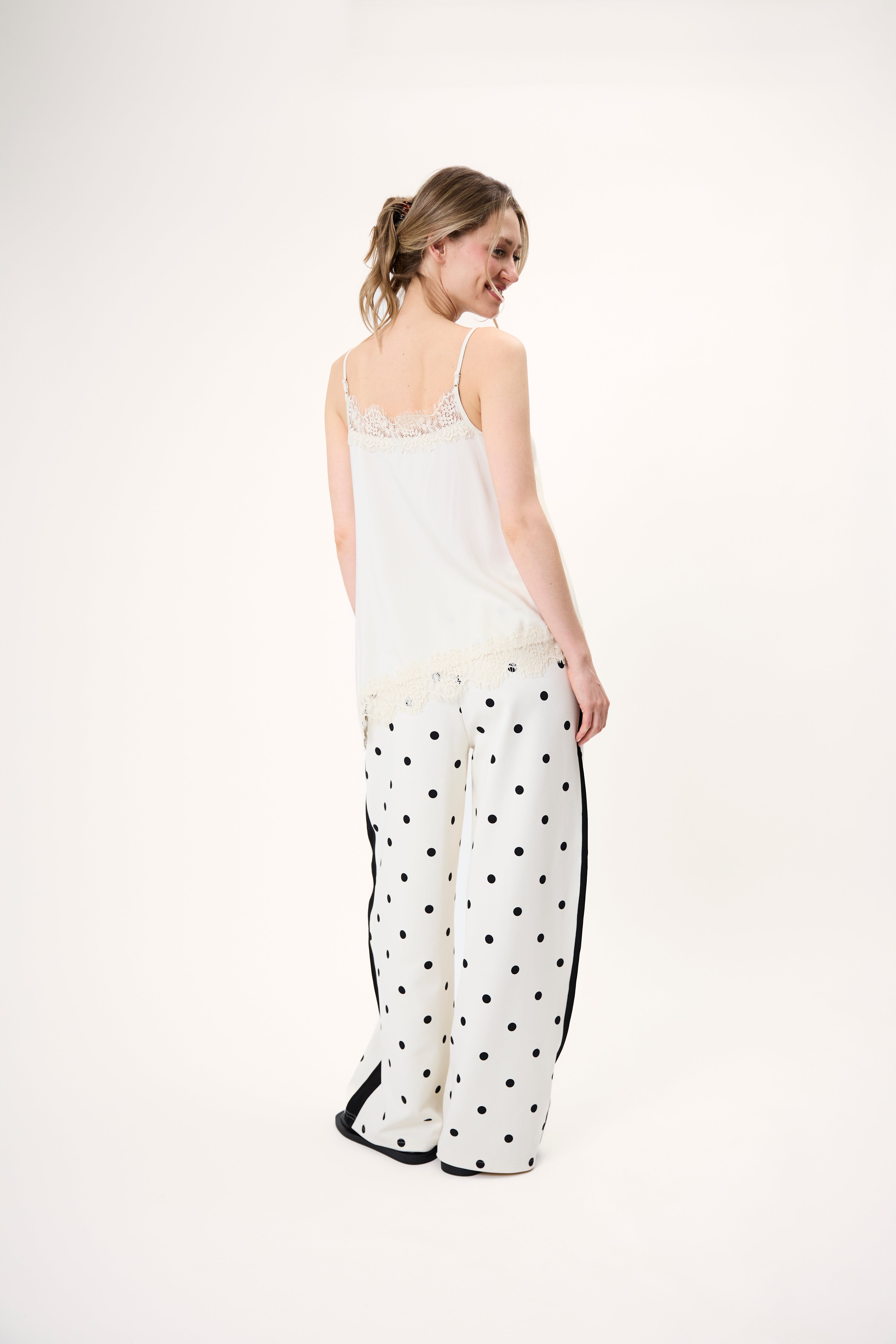 oh-april-kael-trackpants-hose-off-white-polkadot-punkte image 7