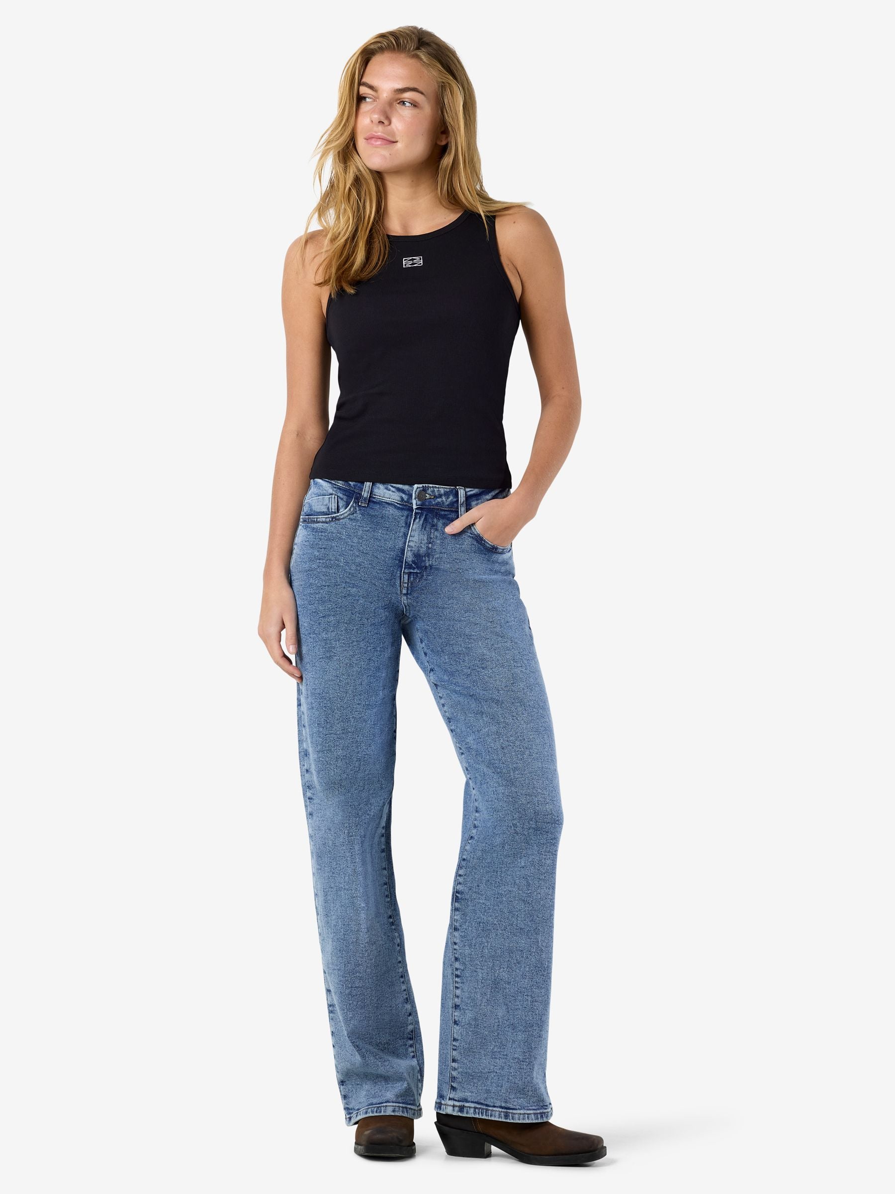 noisy-may-top-u-ausschnitt-slim-fit-stretch-rippe image 3