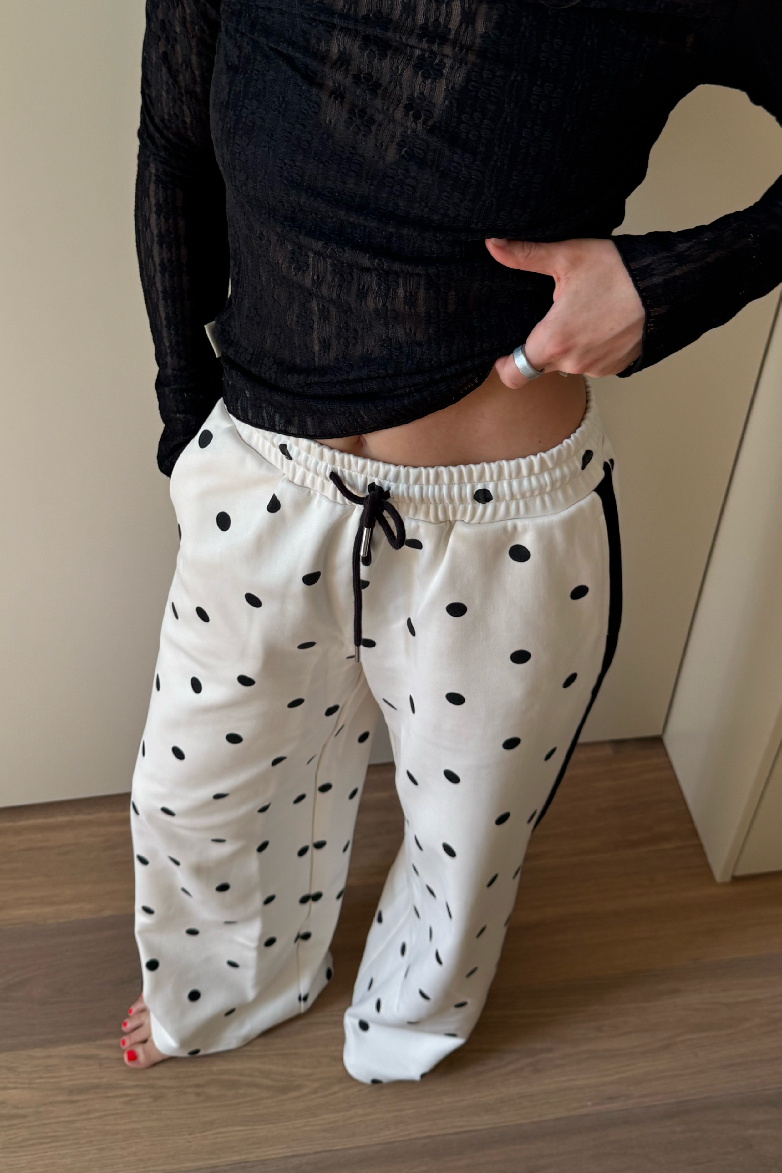 oh-april-kael-trackpants-hose-off-white-polkadot-punkte image 1