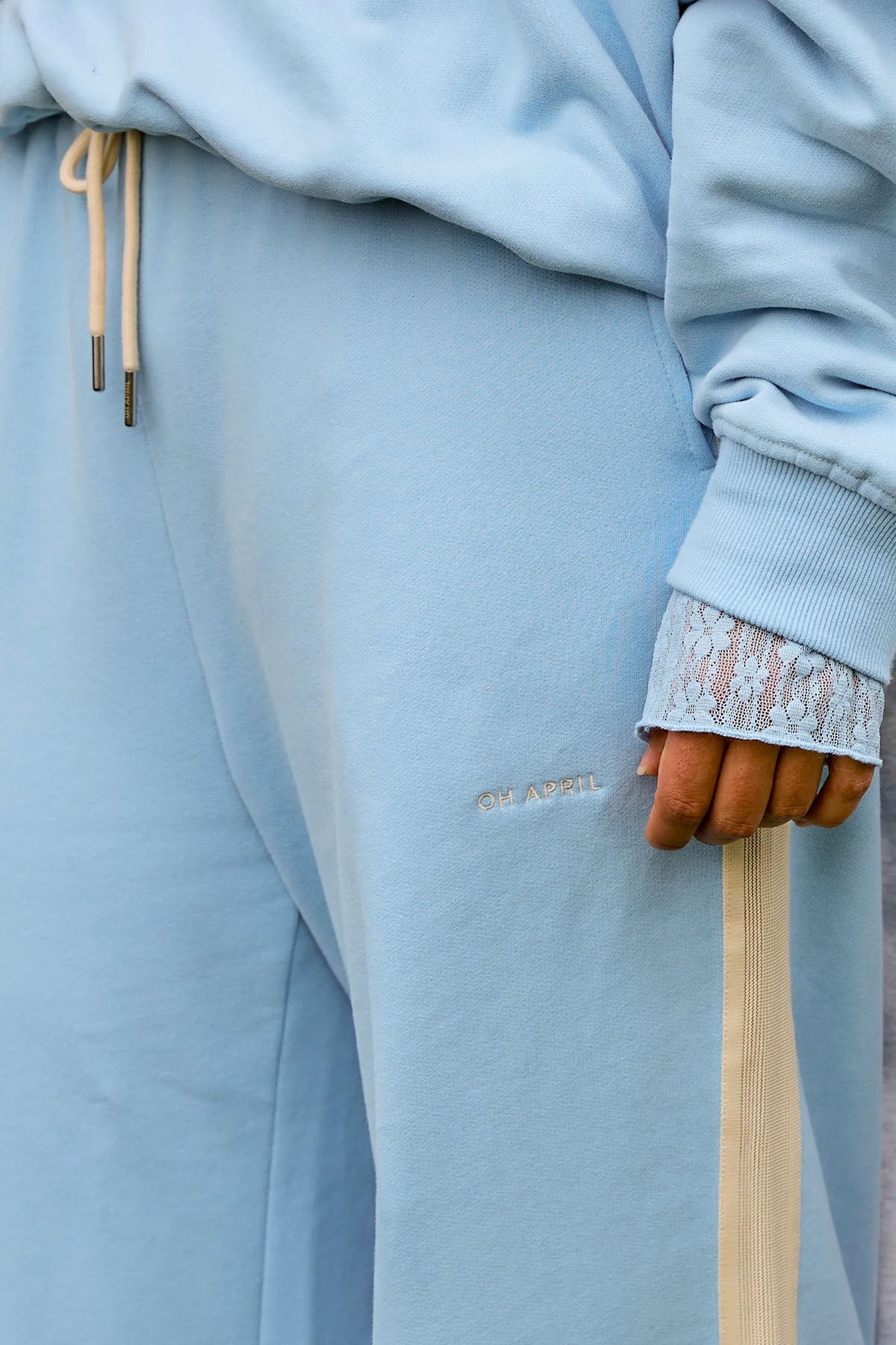 oh-april-kael-sweatpants-sky-blue-baumwolle-streifen image 4