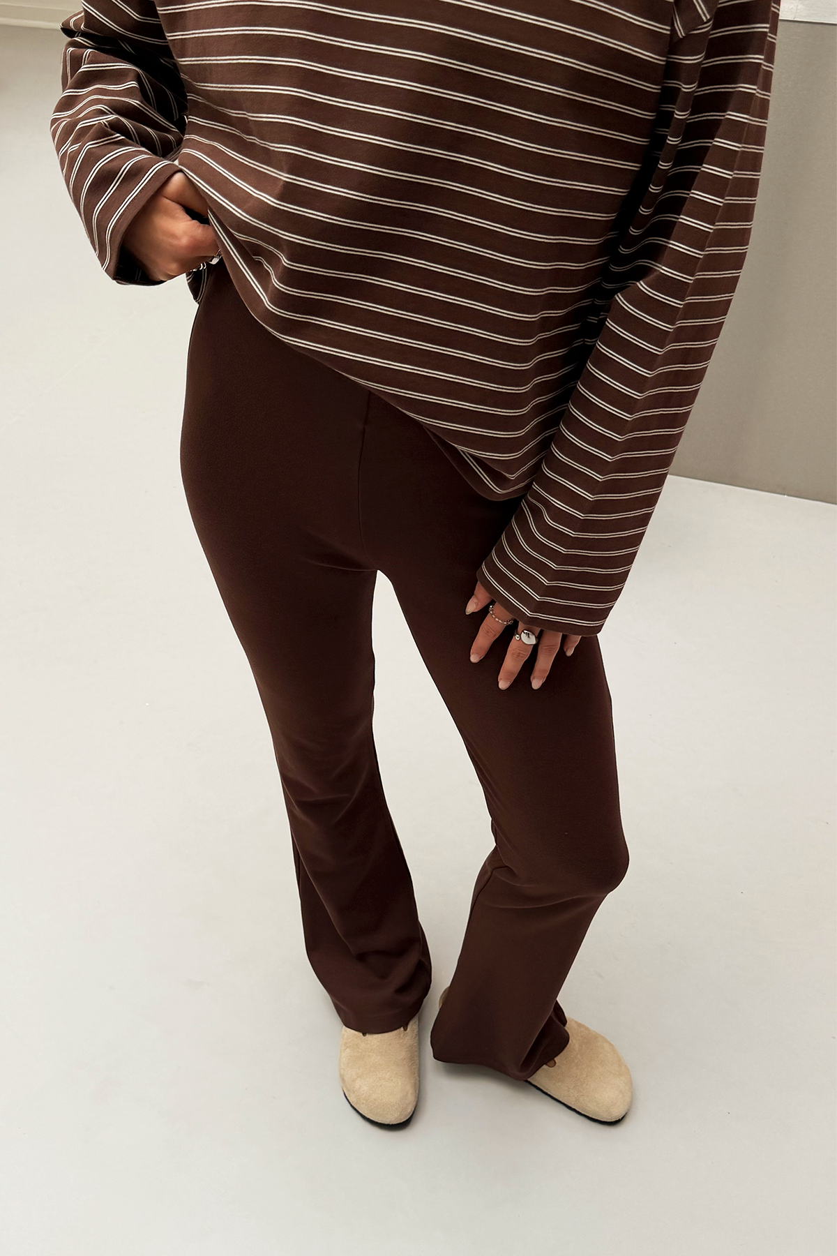oh-april-tia-bootcut-leggings-dark-brown-slim-fit image 1