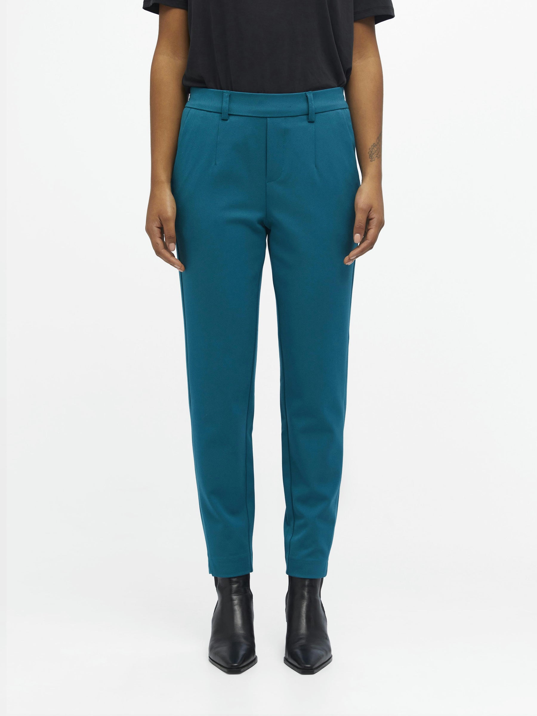 object-objlisa-hose-cropped-stretch-mittelhoch image 2