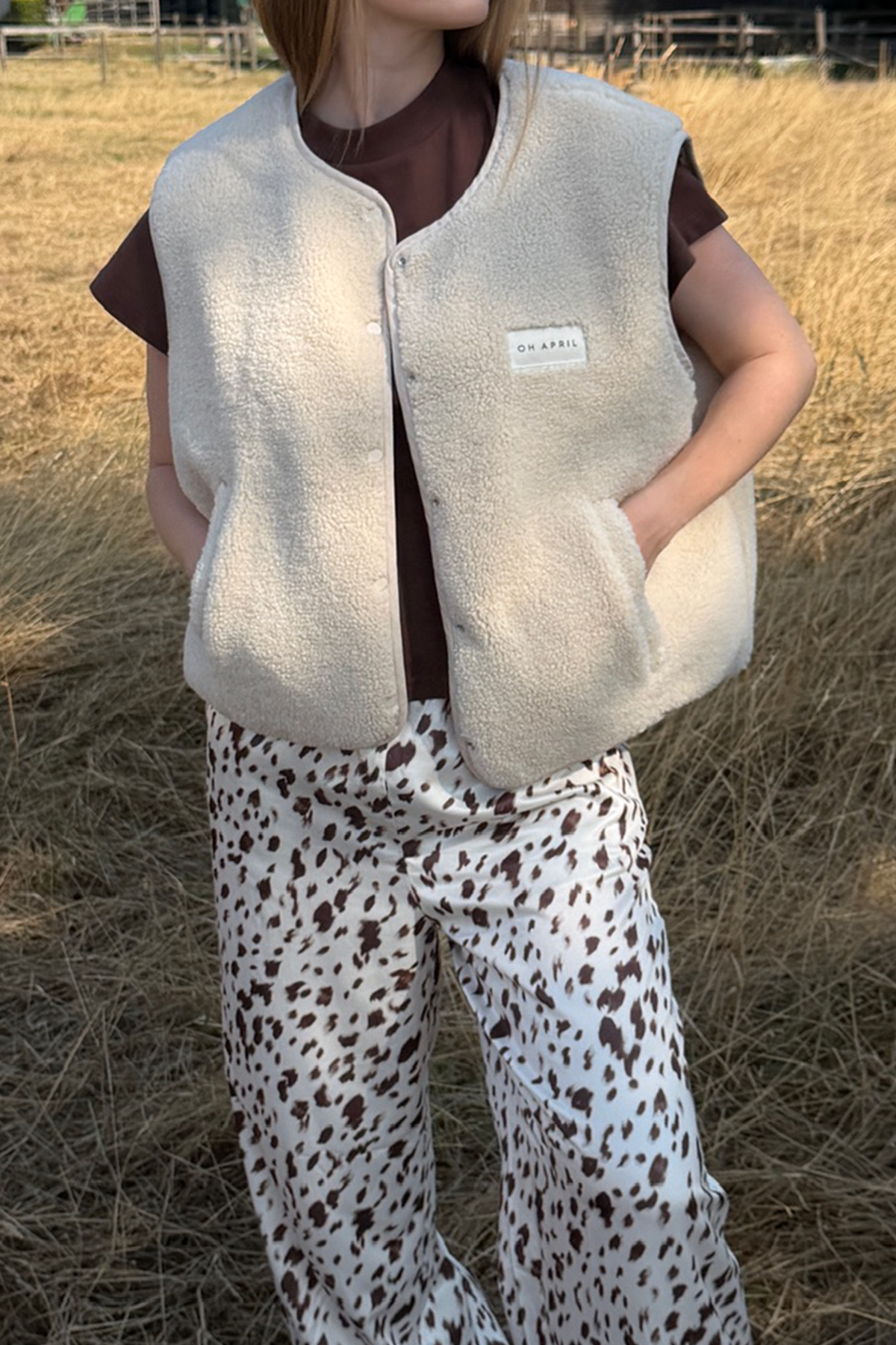 oh-april-magnolia-fleece-weste-off-white-cow image 2