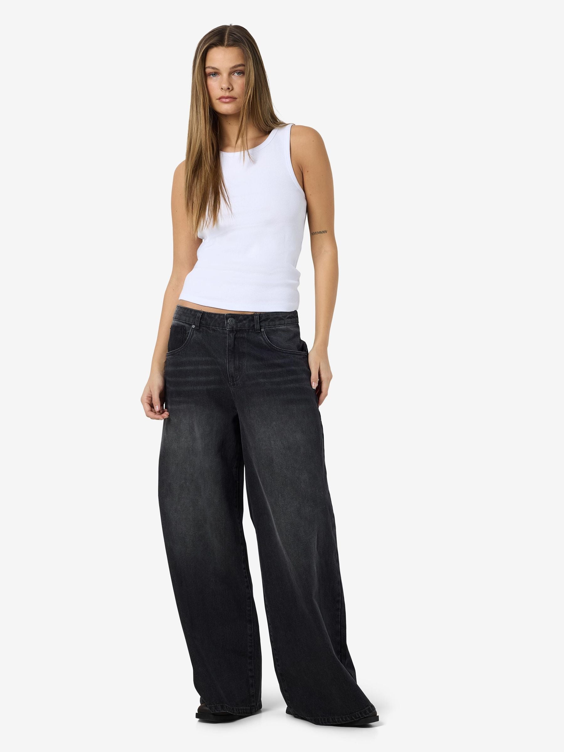 noisy-may-nmmaya-top-u-ausschnitt-ripp-slim-fit-6 image 3