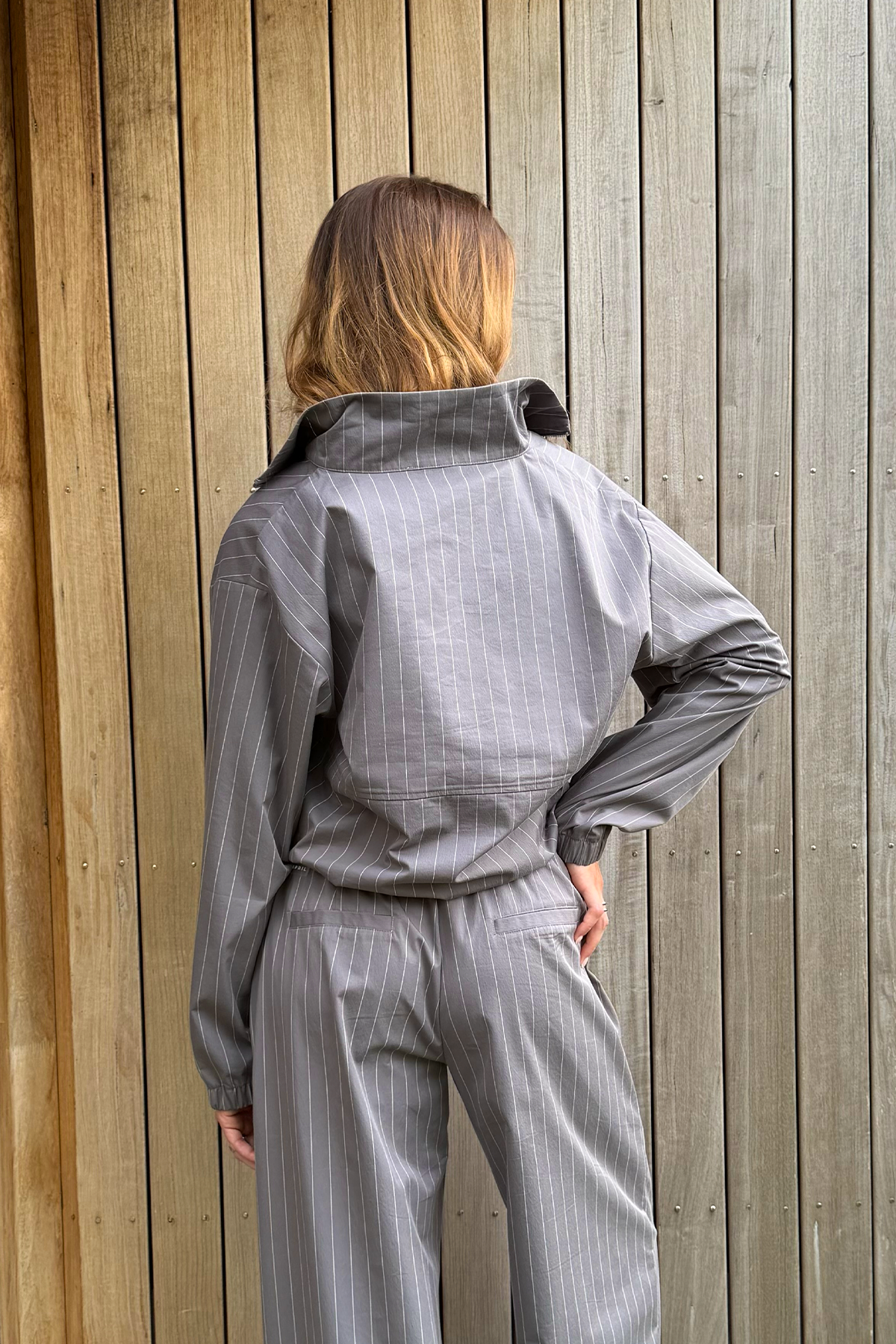 oh-april-windbreaker-dark-grey-jacke-mit-kordelzug image 3
